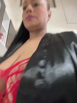 Snapshot of sofia_xxx02 chatting on 11/20/25, 12:05 sofia xxx02 online show from 11/20/25, 12:05