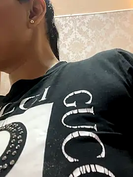 Snapshot of sofia_xxx02 chatting on 11/21/25, 12:04 sofia xxx02 online show from 11/21/25, 12:04