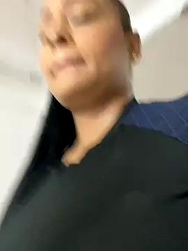 Snapshot of sofia_xxx02 chatting on 11/25/25, 12:05 sofia xxx02 online show from 11/25/25, 12:05